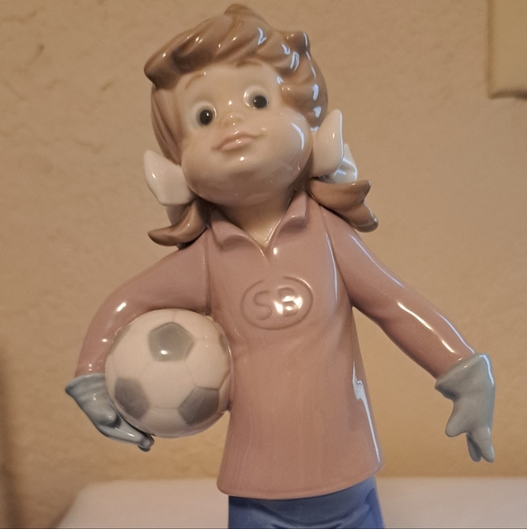 FINAL COST Lladro Lilly Football  Soccer player 5134 retired excellent - Picture 1 of 6